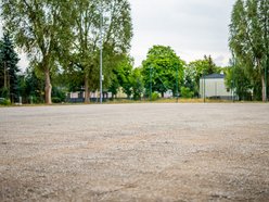 Łódź. Trwa remont orlika przy Kuźnickiej w Łodzi. Będzie nowa nawierzchnia, siatki i plac zabaw