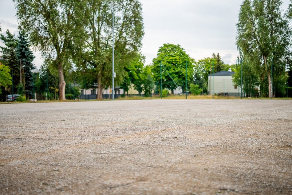 Łódź. Trwa remont orlika przy Kuźnickiej w Łodzi. Będzie nowa nawierzchnia, siatki i plac zabaw