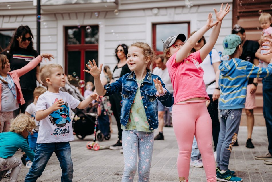 dzieci podczas zabawy