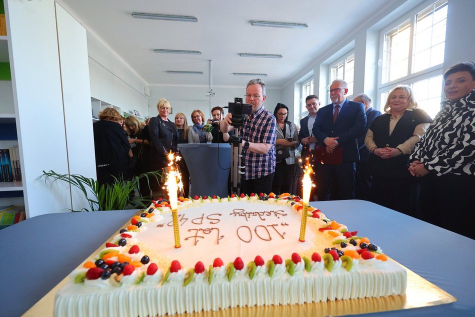 Łódź. Jubileusz w Szkole Podstawowej nr 42 w Łodzi. Huczne obchody z okazji 100-lecia