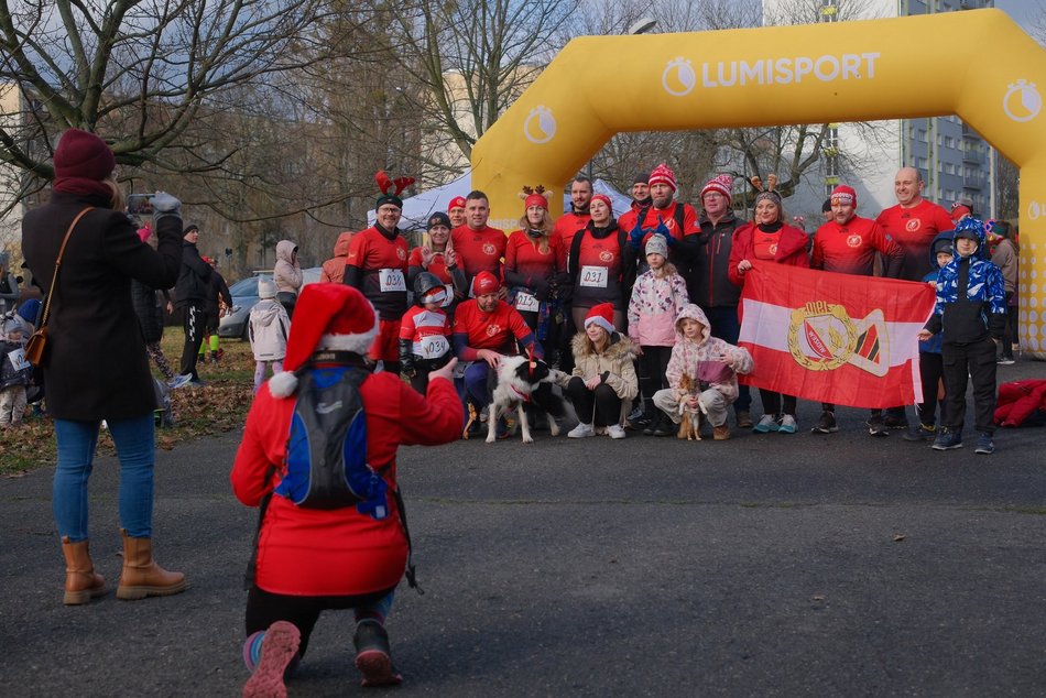 Łódź. Świąteczny bieg w parku Baden-Powella w Łodzi. Wspaniała atmosfera z nutą rywalizacji