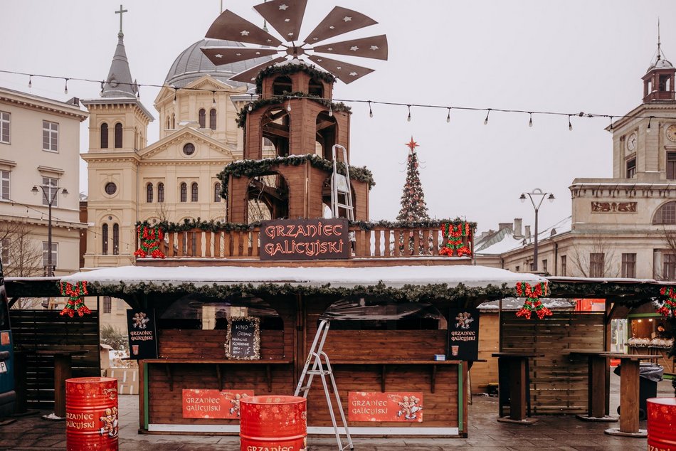 Łódź. Jarmark Bożonarodzeniowy na placu Wolności w Łodzi stoiska, kramy