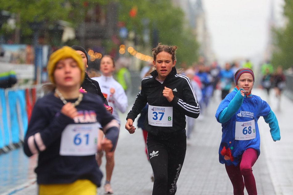 Mini Bieg Ulicą Piotrkowską w Łodzi w deszczu. To nie zepsuło jednak imprezy