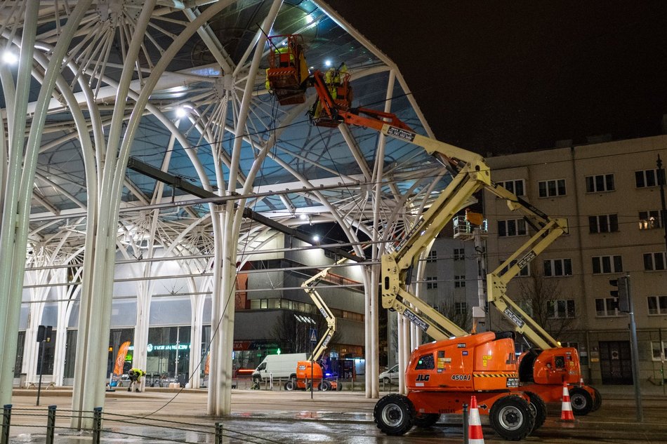 Wielkie sprzątanie Stajni Jednorożców. Przystanek umyty po sam dach!