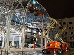 Wielkie sprzątanie Stajni Jednorożców. Przystanek umyty po sam dach!