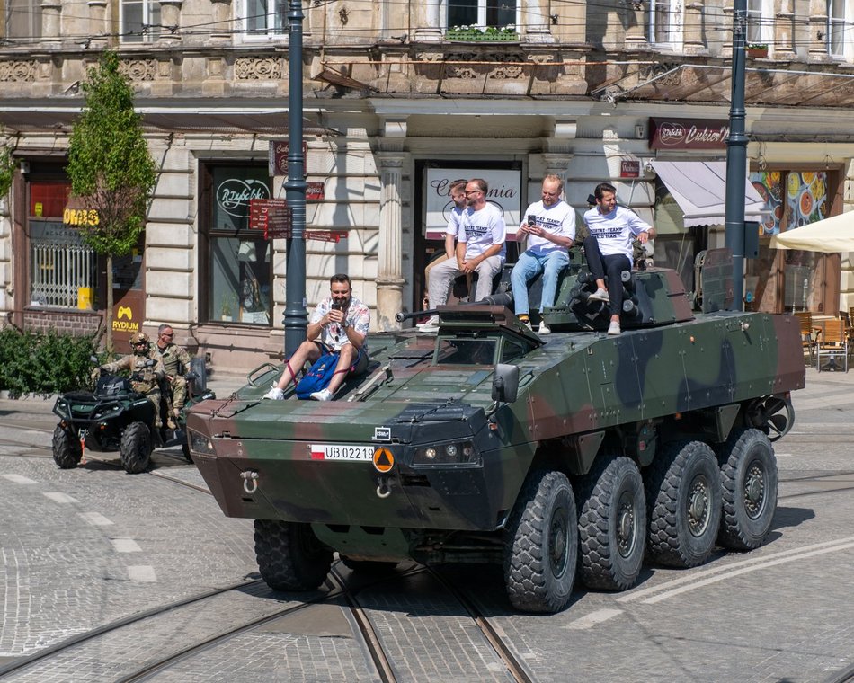 Wielka parada przed meczem Gortat Team vs NATO. Celebryci, żołnierze i sprzęt wojskowy