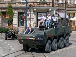 Wielka parada przed meczem Gortat Team vs NATO. Celebryci, żołnierze i sprzęt wojskowy