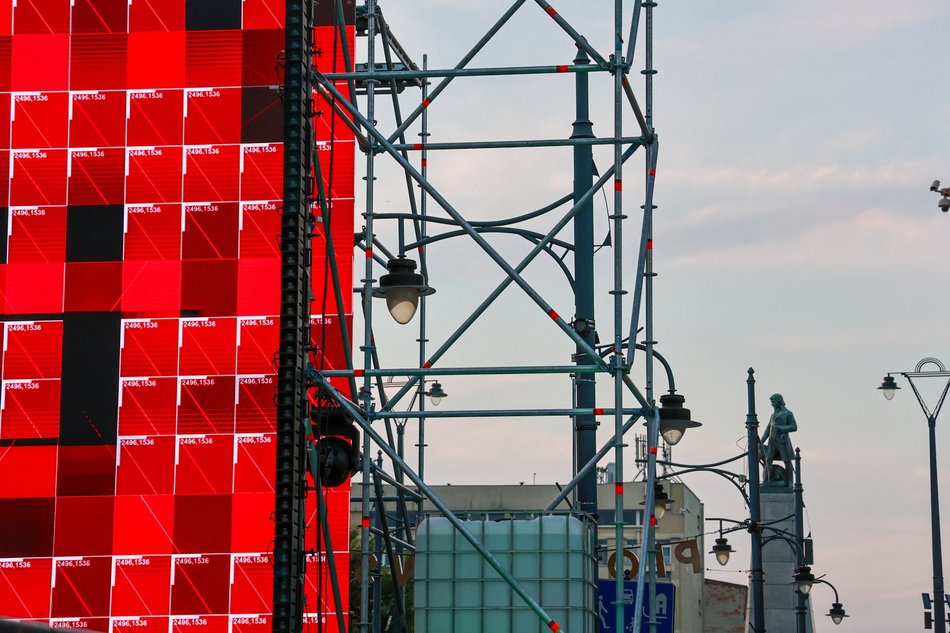 Łódź. Parada Wolności 2025 w Łodzi tuż tuż. Zobacz, jak powstaje scena przy placu Wolności [ZDJĘCIA]