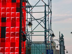 Łódź. Parada Wolności 2025 w Łodzi tuż tuż. Zobacz, jak powstaje scena przy placu Wolności [ZDJĘCIA]