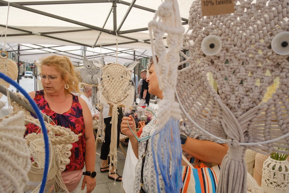 Łódź. Rękodzielnia na Piotrkowskiej w Łodzi. Kilkadziesiąt stoisk i różnorodny asortyment