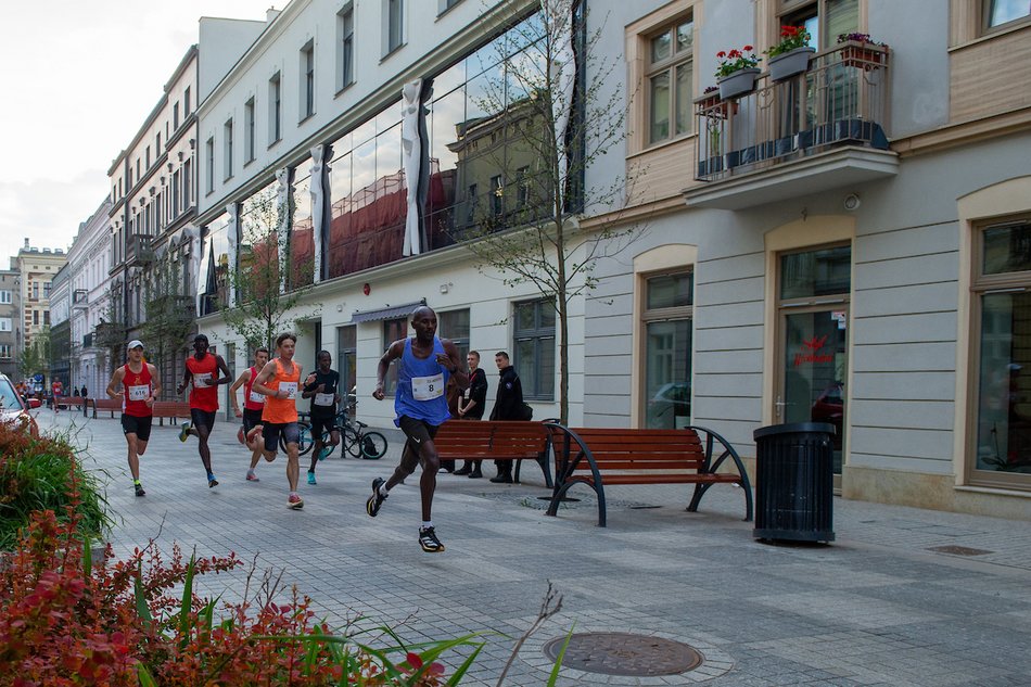 Łódź. Bieg Ulicą Piotrkowską Rossmann Run 2025 wystartował! Walka o życiowe rekordy