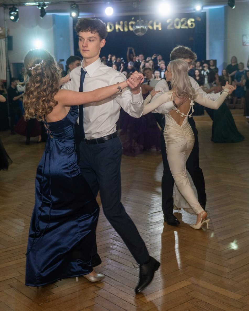 Łódź. Studniówka XXVI LO w Łodzi. Ależ oni zatańczyli... i jak pięknie wyglądali!