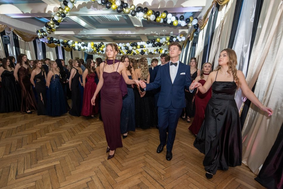 Łódź. Studniówka XXVI LO w Łodzi. Ależ oni zatańczyli... i jak pięknie wyglądali!