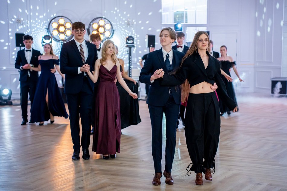 Łódź. Studniówka IV LO w Łodzi. Kreacje, które zapierały dech i radość na twarzach młodzieży