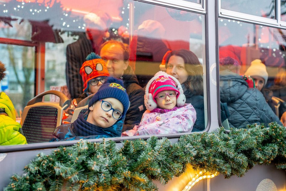 Łódź. Mikołajkowy tramwaj MPK Łódź już pędzi po mieście! Zobacz, jak się prezentuje