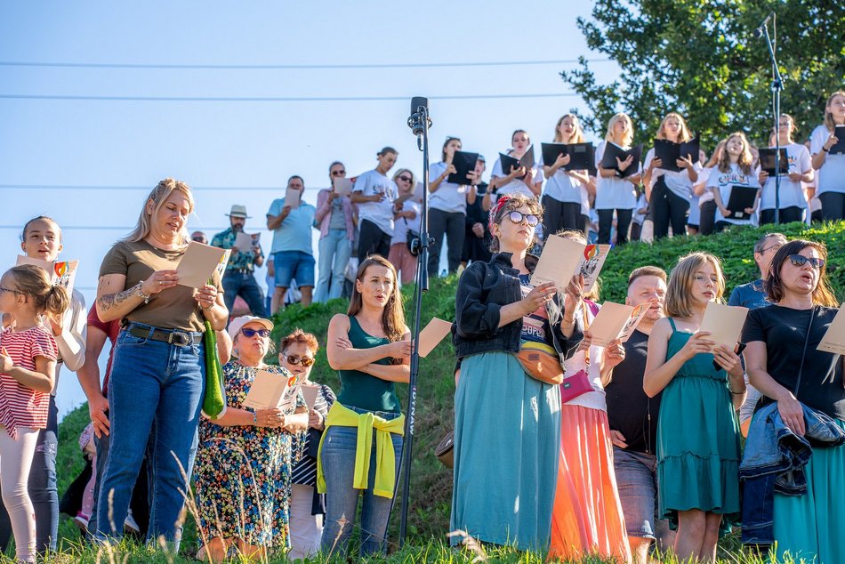 Wielkie wspólne śpiewanie "Prząśniczki" w parku Ocalałych