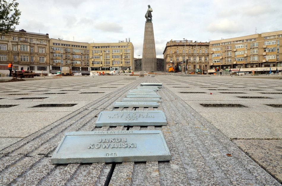 montaż kostek na placu