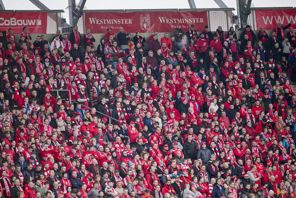 kibice na trybunach stadionu