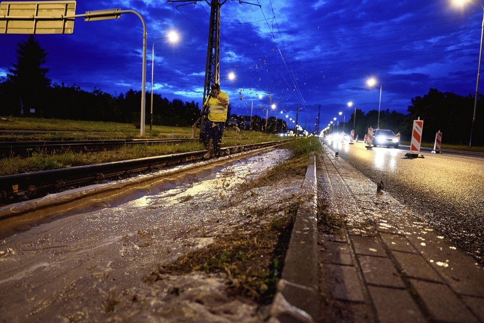 Piana wydobywająca się spod al. Włókniarzy