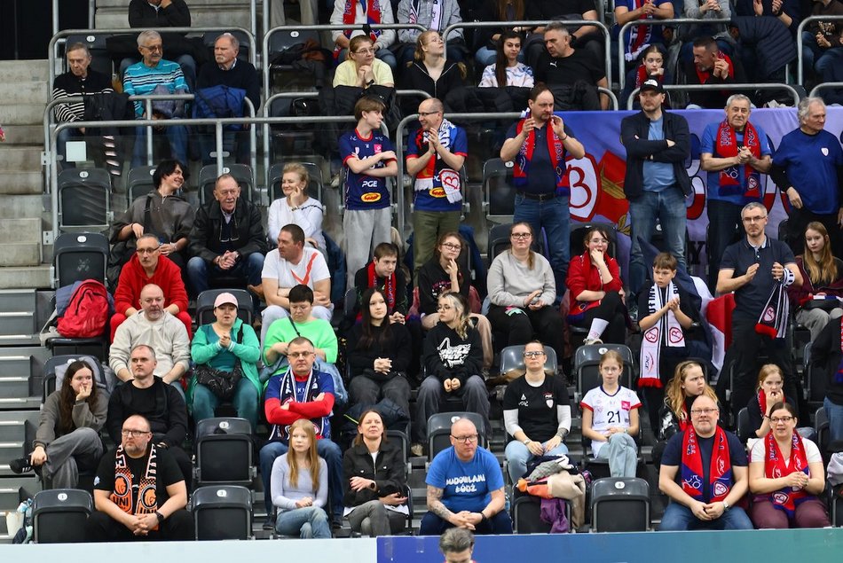 Łódź. Kibice na meczu PGE Budowlani Łódź