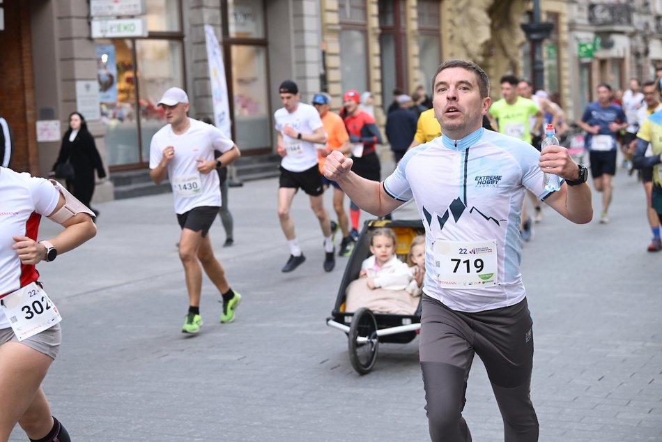 Łódź. Bieg Ulicą Piotrkowską Rossmann Run 2025 wystartował! Walka o życiowe rekordy