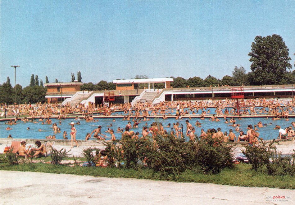 Basen Fala - archiwalne zdjęcie