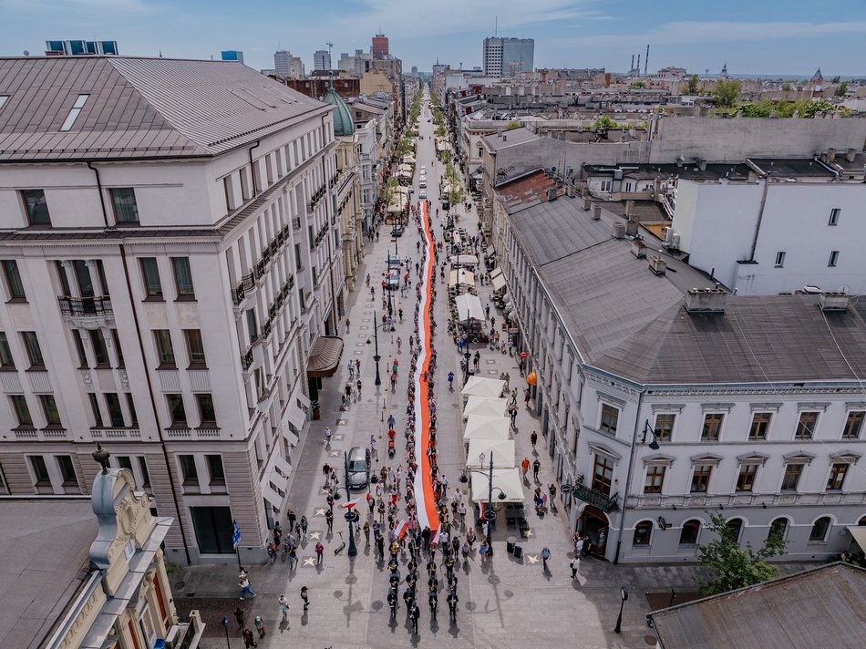 Parada z flagą Polski w Łodzi