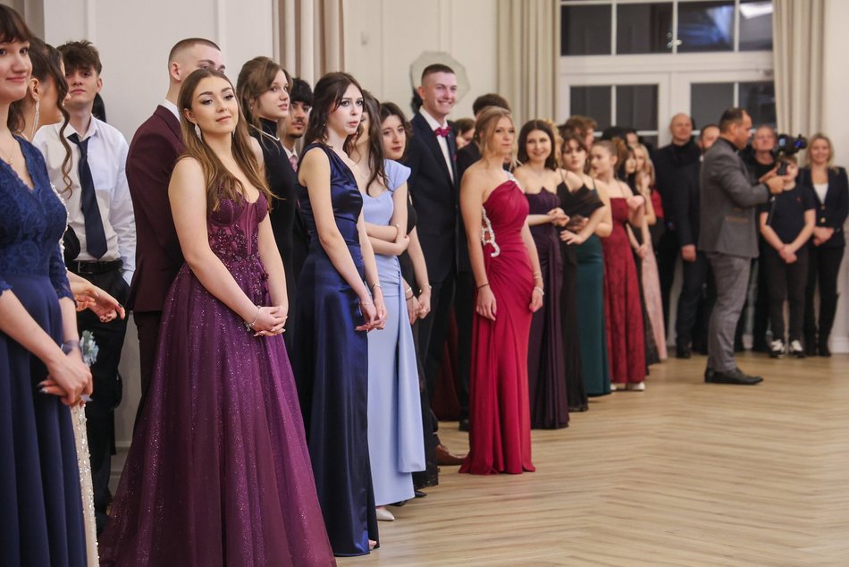 Łódź. Studniówka II LO w Łodzi. Wspaniali maturzyści świętowali w Pałacu Skotniki