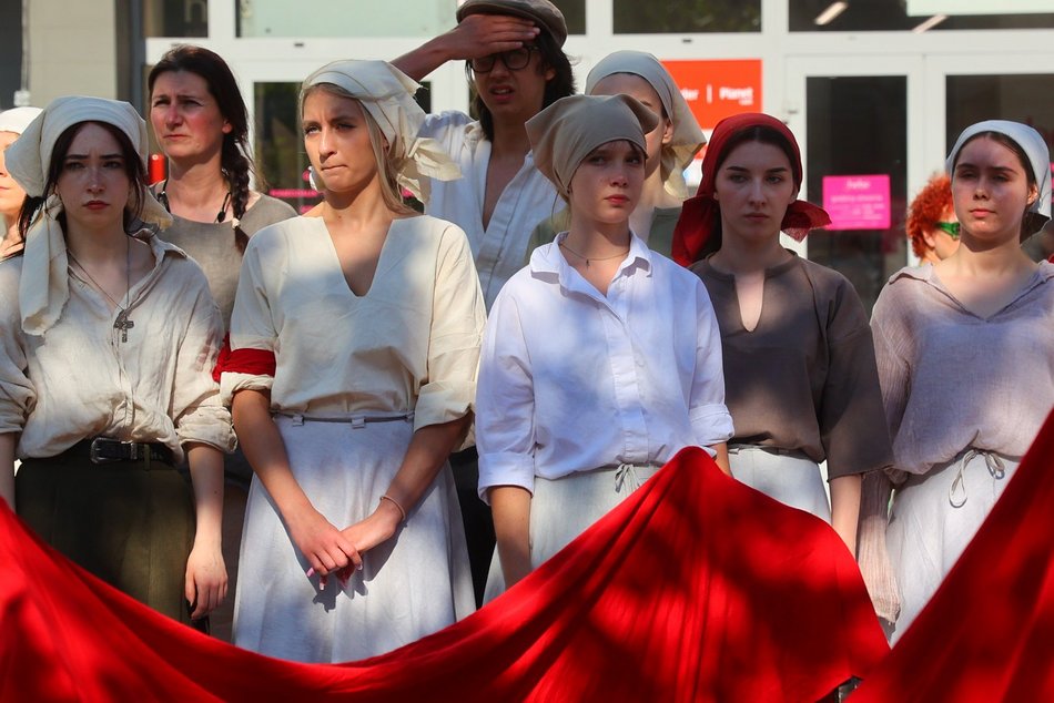 Marsz robotników podczas festiwalu REwolucja w Łodzi. Inscenizacja aktorów Teatru Chorea