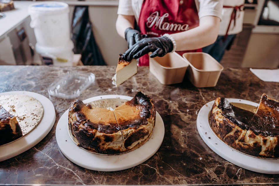 Nowa kawiarnia w Łodzi. Mama sernik i kruszonka to królestwo serników baskijskich