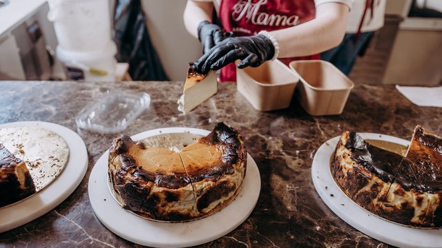 Nowa kawiarnia w Łodzi. Mama sernik i kruszonka to królestwo serników baskijskich! [ZDJĘCIA]