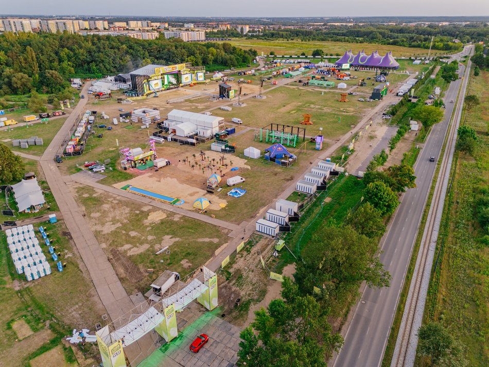 Łódź. Miasteczko festiwalowe gotowe na Łódź Summer Festival 2025. Te zdjęcia mówią wszystko! [ZDJĘCIA]