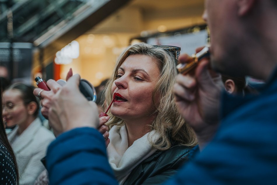 Łódź. Rekord malowania ust w Manufakturze w Łodzi pobity! Byłaś? Znajdź się na zdjęciach!