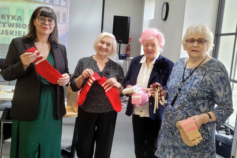 Skarpetki robione sercem. Hobby pani Ireny rozgrzewa nie tylko stopy