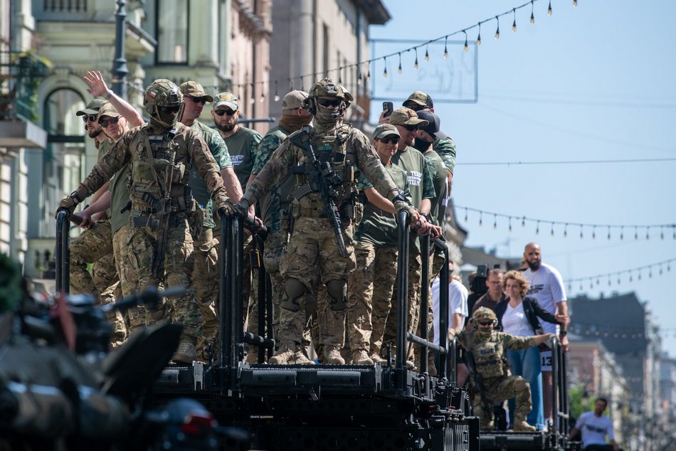 Wielka parada przed meczem Gortat Team vs NATO. Celebryci, żołnierze i sprzęt wojskowy