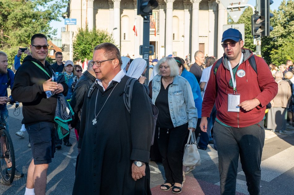 Łódź. Ruszyła 100. Piesza Pielgrzymka Łódzka na Jasną Górę. Maszeruje ponad 200 pątników!