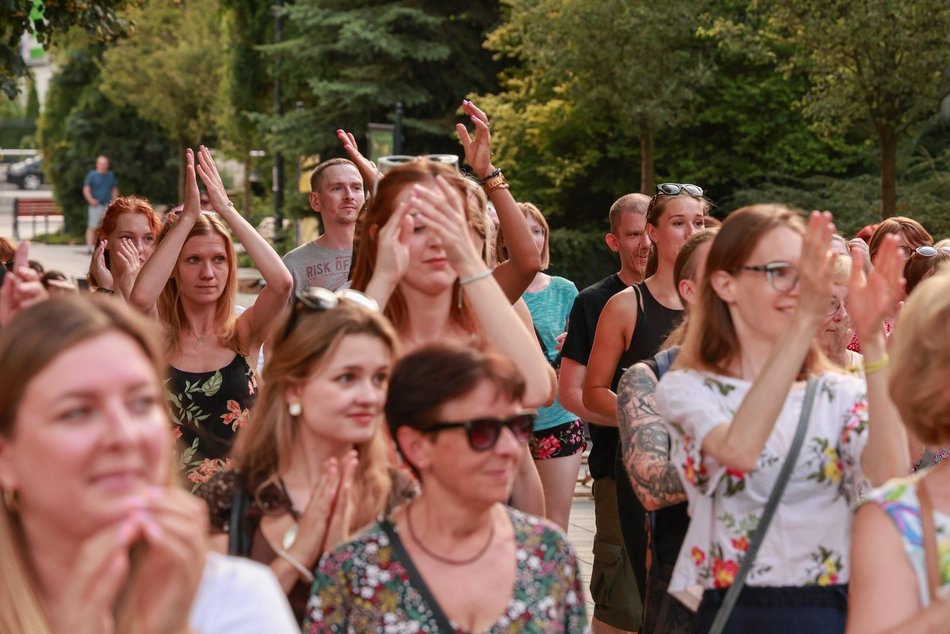 Łódź. Niedzielna potańcówka przy Piotrkowskiej. Łodzianie potrafią się bawić!