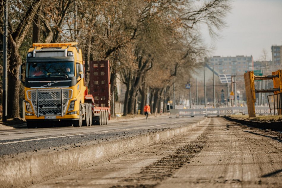 Remont Broniewskiego w Łodzi ruszył pełną parą. Drogowcy pracują nad nowym torowiskiem