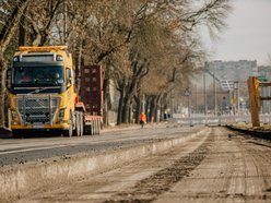 Remont Broniewskiego w Łodzi ruszył pełną parą. Drogowcy pracują nad nowym torowiskiem