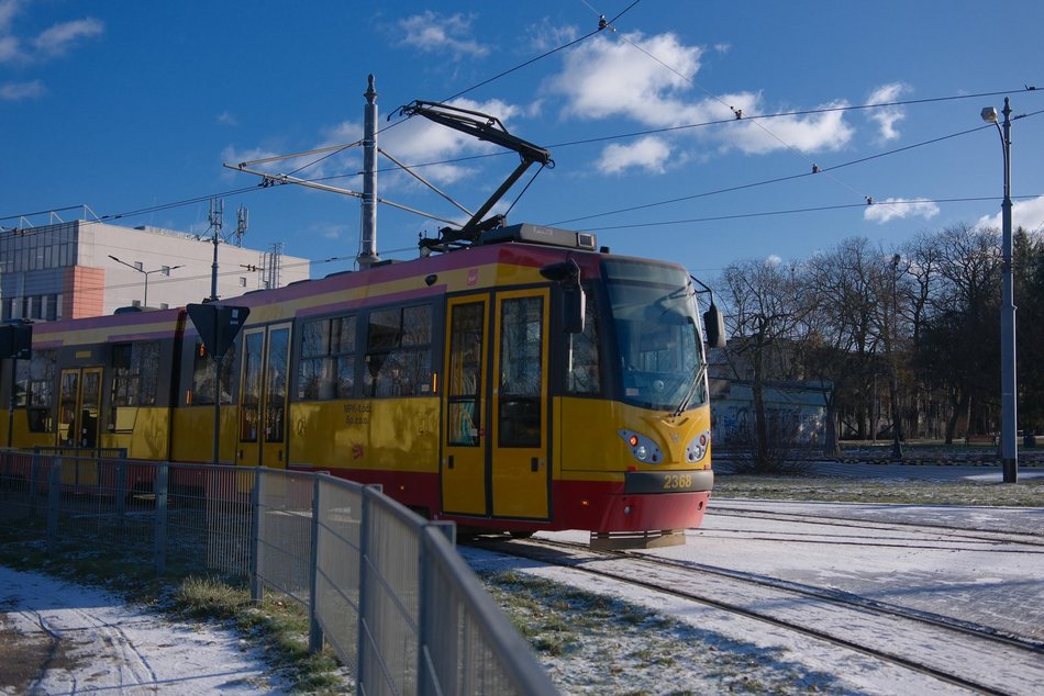 Łódź. tramwaj na torach na Pabianickiej