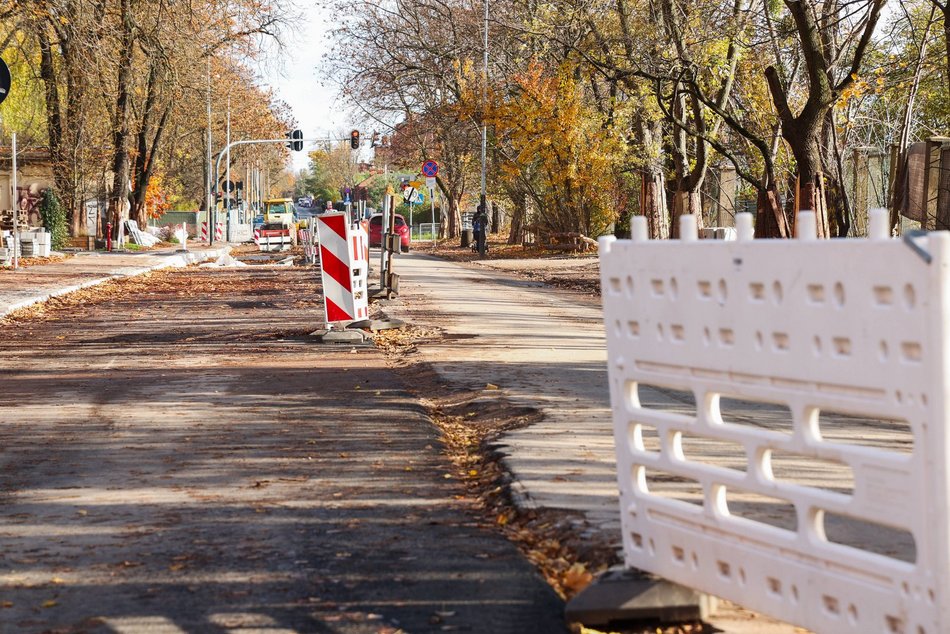 Remont Tymienieckiego w Łodzi. Widać już nowy asfalt, gotowy jest też nowy chodnik