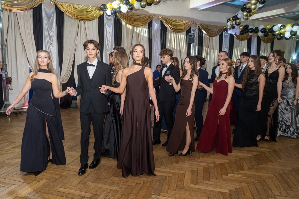 Łódź. Studniówka XXVI LO w Łodzi. Ależ oni zatańczyli... i jak pięknie wyglądali!