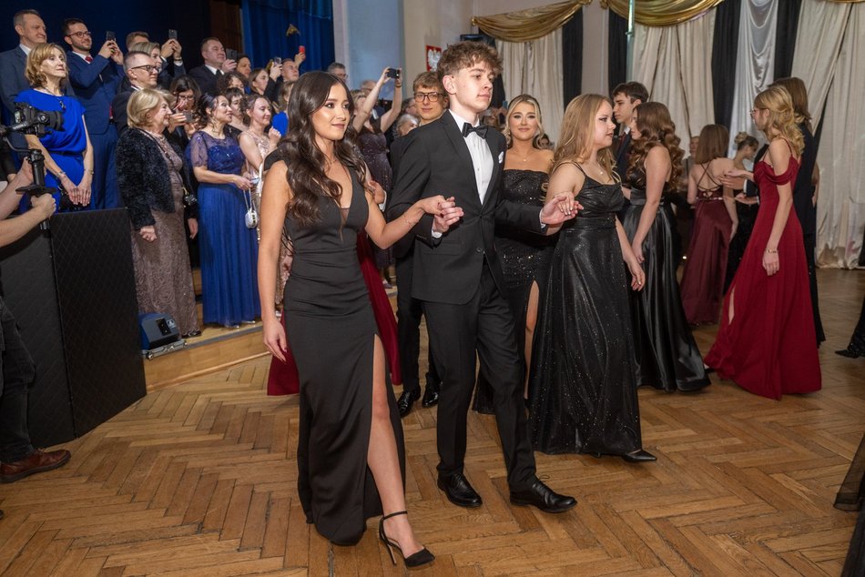 Łódź. Studniówka XXVI LO w Łodzi. Ależ oni zatańczyli... i jak pięknie wyglądali!