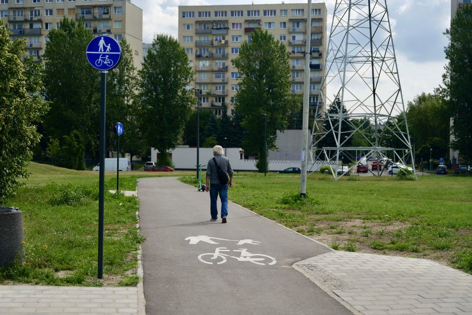 Łódź. Droga rowerowa na al. Waltera-Janke w Łodzi