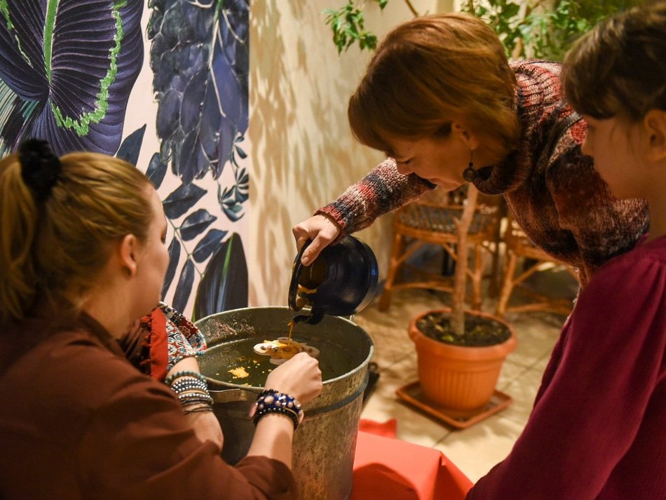 Łódź. Andrzejki w Muzeum Fabryki w Łodzi – „Wróżby z wosku i osnowy”