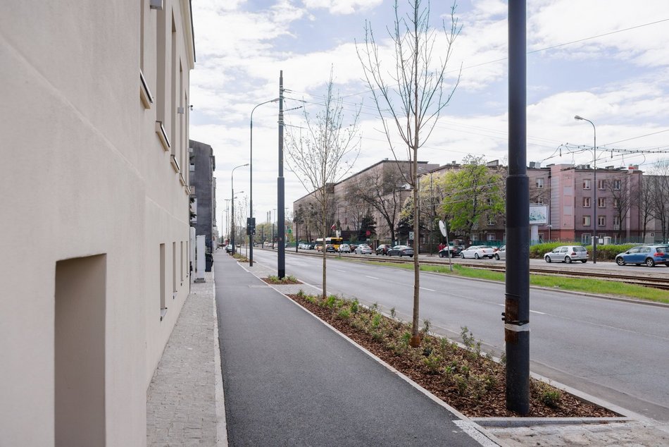 Łódź. Żeromskiego w Łodzi po remoncie. Chodniki bez aut, nowe parkingi i dużo zieleni