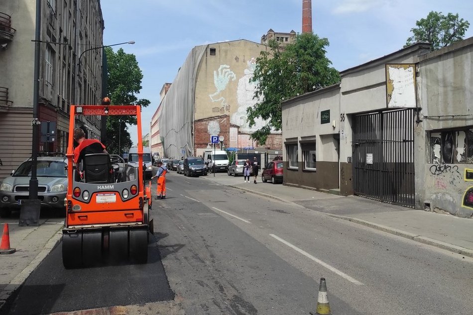 Drogowcy przy remontach cząstkowych na Wólczańskiej