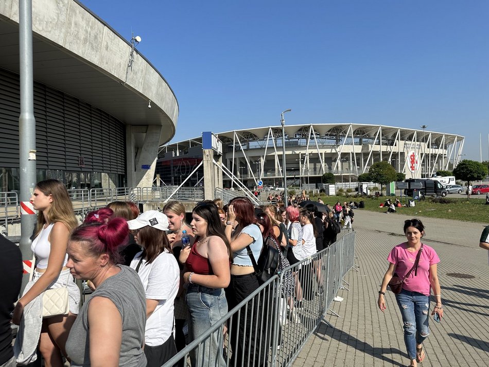Tłumy fanek Louisa Tomlinsona przed Atlas Areną