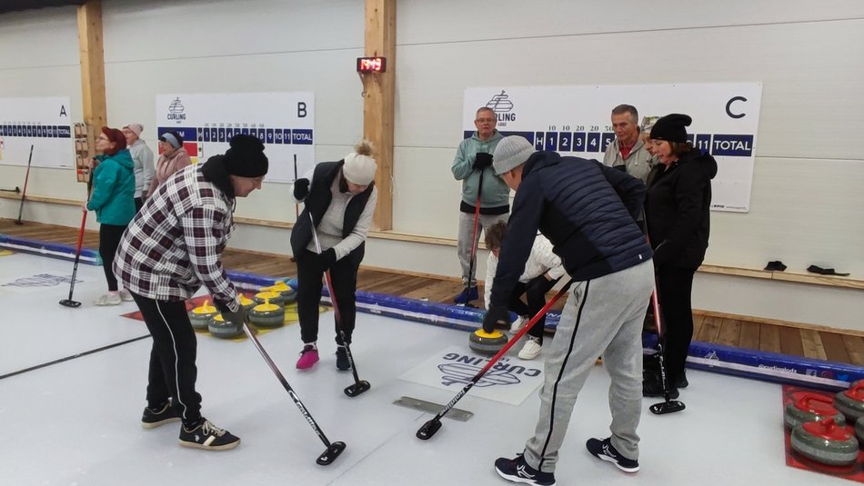 Curling - łódzcy seniorzy na lodzie