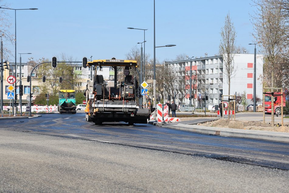 Łódź. Leją asfalt na Rondzie Broniewskiego w Łodzi! Remont Śmigłego-Rydza i Niższej zbliża się do końca!